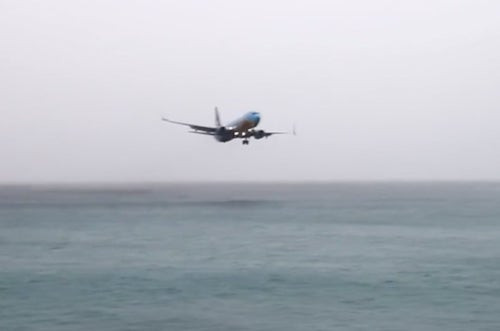 Σχεδόν ένα με τη θάλασσα! Αεροσκάφος επιχειρεί να προσγειωθεί χωρίς επιτυχία (βίντεο)